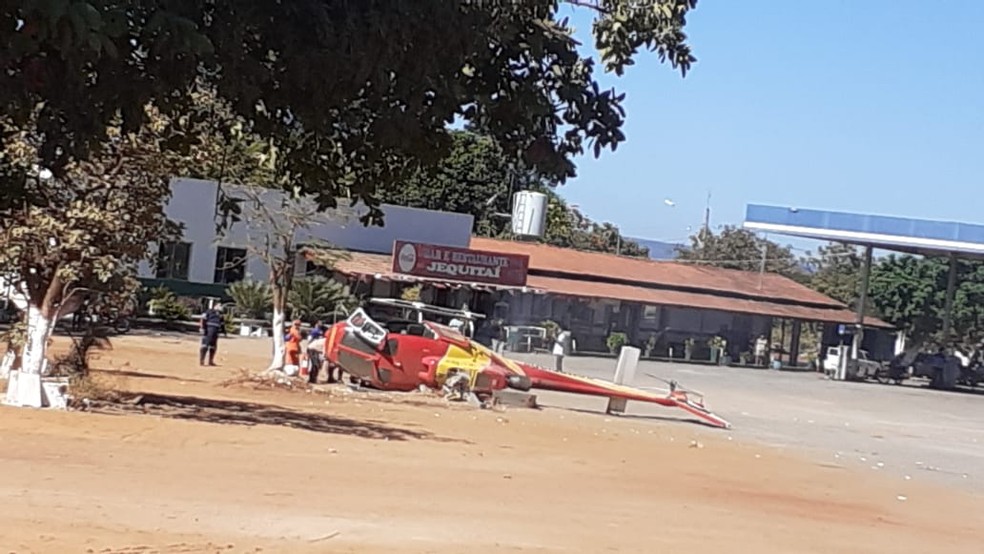 Helicóptero do Corpo de Bombeiros cai em Minas Gerais com 4 pessoas a bordo; assista