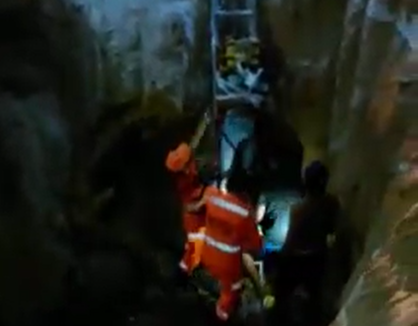 VÍDEO: Corpo de Bombeiros do RN resgata homem que caiu em buraco em Natal