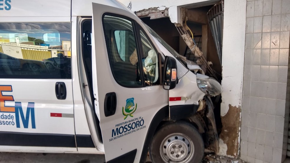 Van carregada de vacinas contra Covid se envolve em acidente em Mossoró