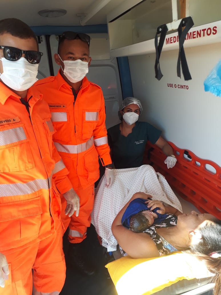 FOTOS: Bombeiros ajudam mulher em trabalho de parto e bebê nasce em ambulância no RN