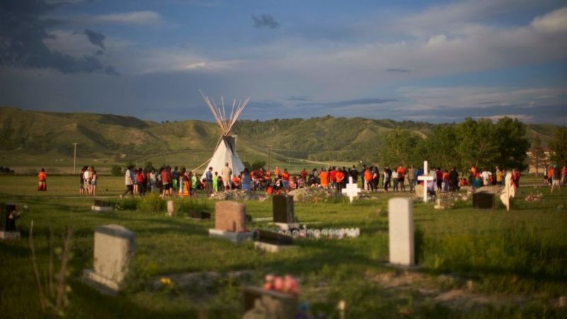 O que se sabe sobre descobertas de túmulos de crianças indígenas que chocam o Canadá