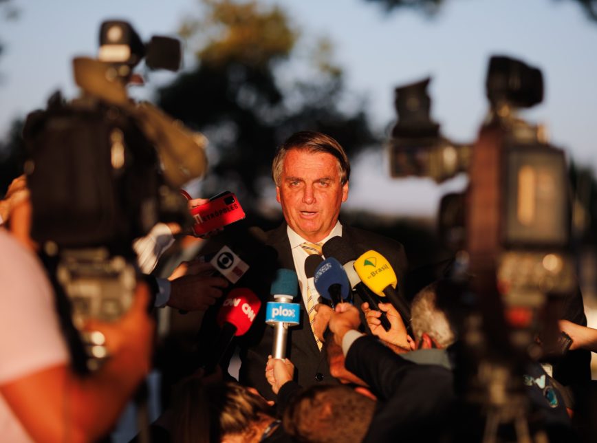 Rejeição a Bolsonaro e ao governo ainda é recorde, mas taxas param de aumentar