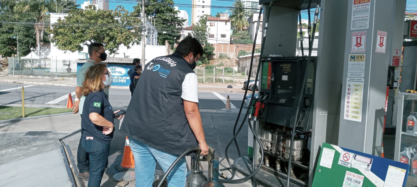 Operação do IPEM flagra posto em Natal vendendo menos combustível do que registrado na bomba