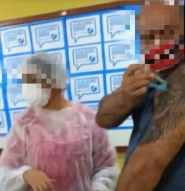 VÍDEO: Homem toma seringa de enfermeira e aplica vacina contra a Covid no próprio braço