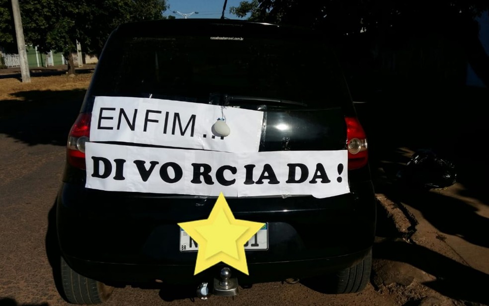 Professora coloca faixa ‘enfim divorciada’ em carro para comemorar separação e viraliza nas redes