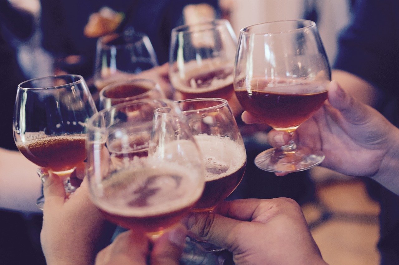 Consumo de álcool causou câncer em 100.000 bebedores moderados no ano passado