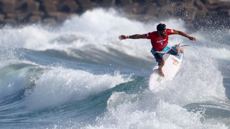 Ítalo Ferreira vence bateria no surfe e segue busca pelo ouro olímpico; assista momentos da vitória