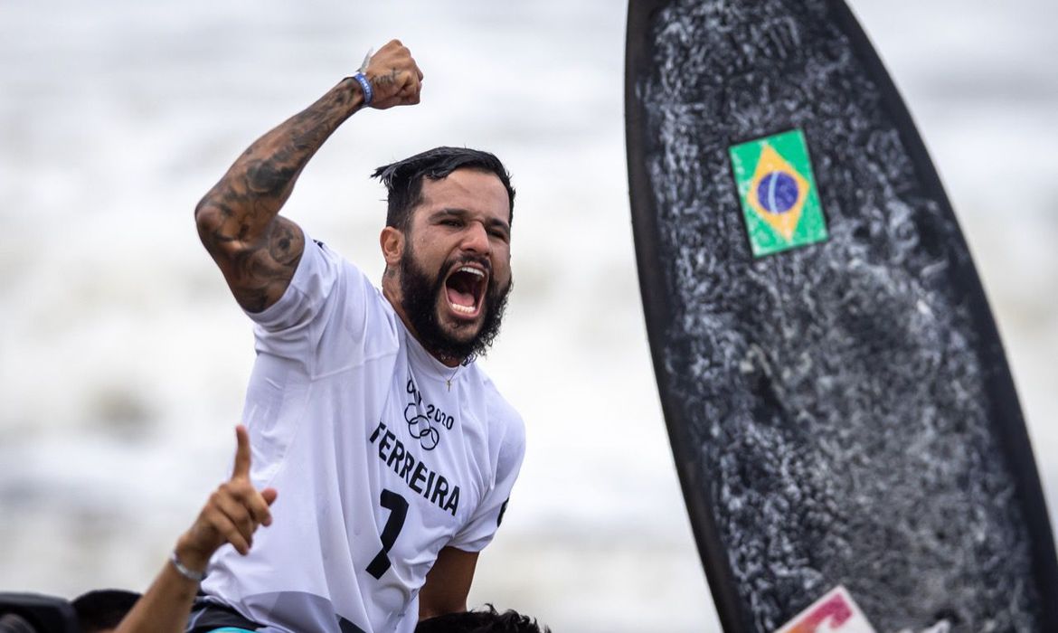 Após ouro olímpico, Ítalo Ferreira viraliza nas redes, ganha milhares de seguidores e coloca ‘bolada’ no bolso
