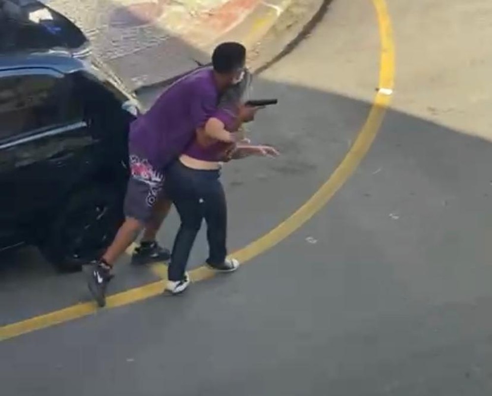 VÍDEO: Tentativa de roubo com refém termina com assaltante morto no RJ