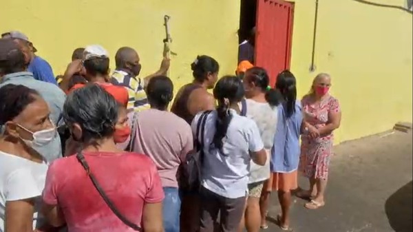 Pessoas carentes fazem fila para doação de ossos em açougue de Cuiabá