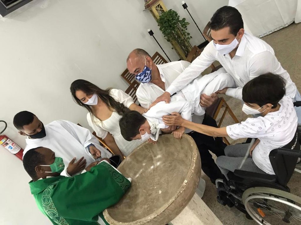 Garoto viraliza nas redes sociais após dar ‘sermão’ em diácono durante batizado na Bahia: ‘Não está sabendo batizar, não?’