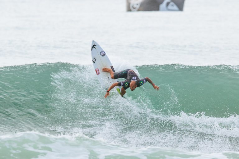 Potiguares Ítalo Ferreira e Jadson André avançam no mundial de surfe