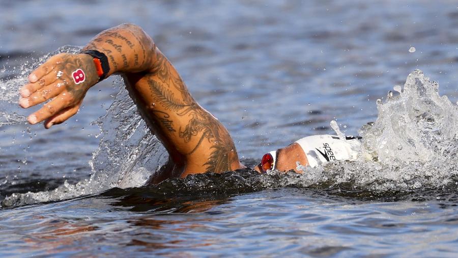 Ana Marcela dispara no fim e ganha a medalha de ouro na maratona aquática