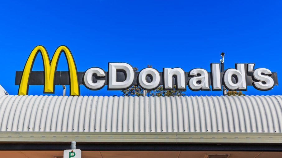 Mulher processa McDonald’s por propaganda que ‘forçou’ fim de jejum religioso