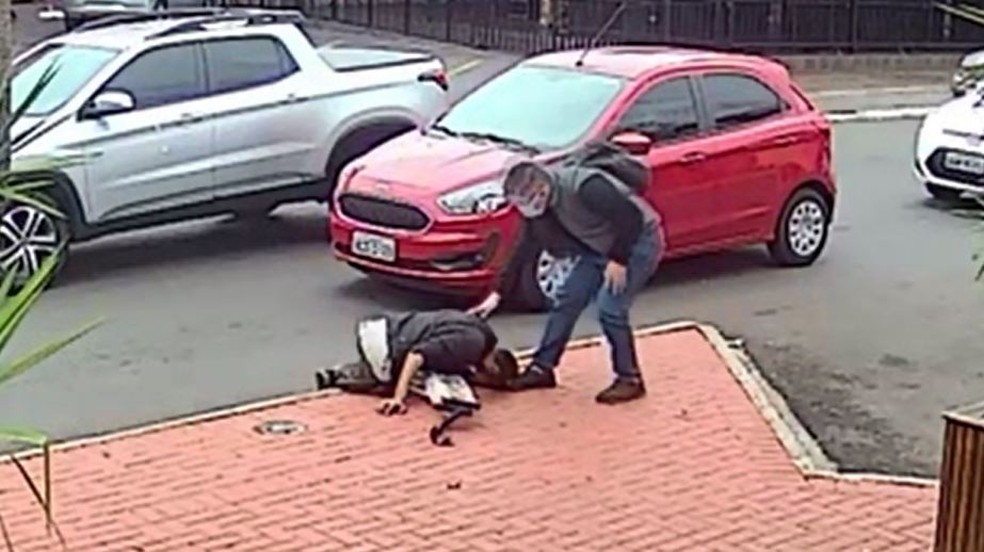 Câmera flagra homem doando muletas nova para morador em situação de rua, que se emociona; assista