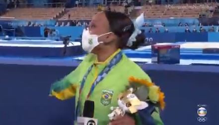 VÍDEO: Rebeca Andrade dá resposta “sincerona” para repórter da Globo após ganhar ouro