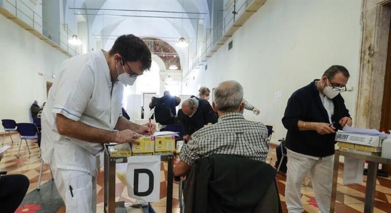 Italiano tenta se ‘vacinar’ contra a Covid com falso braço de silicone