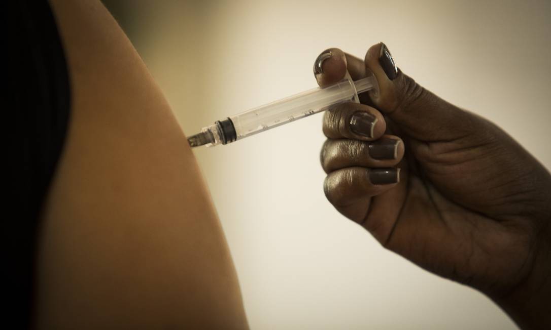 Cidade proíbe maconha e álcool para não vacinados, e busca por imunização sobe 400%