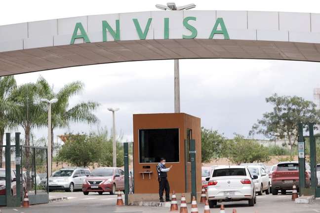 Anvisa mantém máscara em voos e aeroportos e libera serviço de bordo