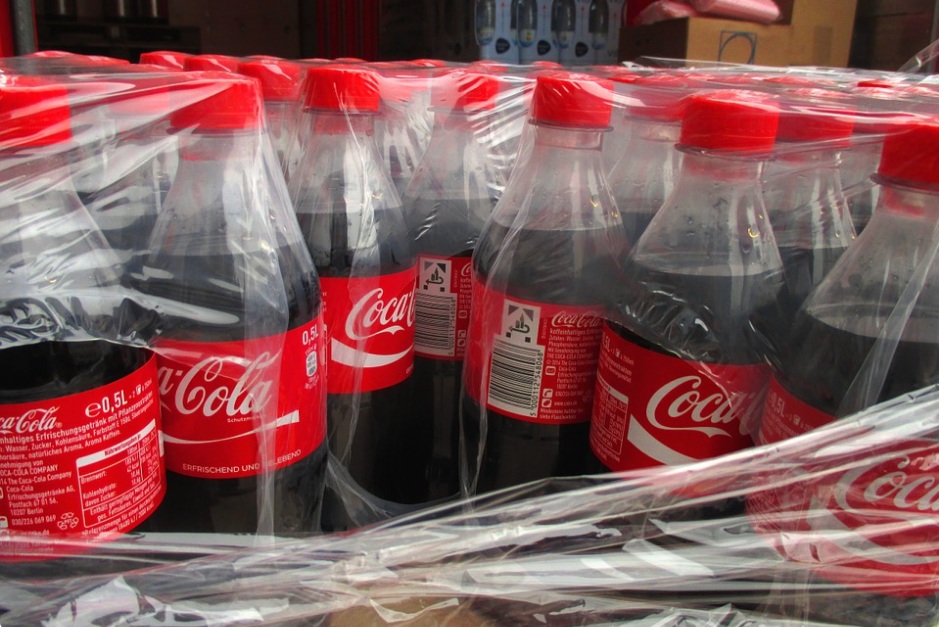 Ex-funcionária da Coca-Cola é condenada por vender segredos industriais para empresa chinesa