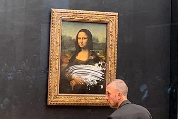 VÍDEO: Homem disfarçado ataca quadro da Mona Lisa no Museu do Louvre