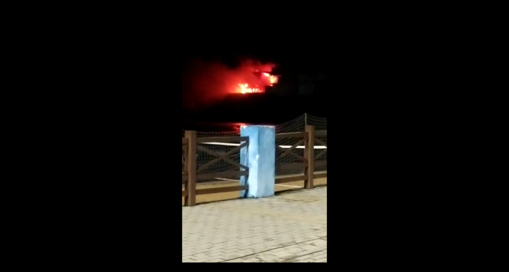 Vídeo: incêndio atinge salão de festas na Ponta do Morcego, em Natal