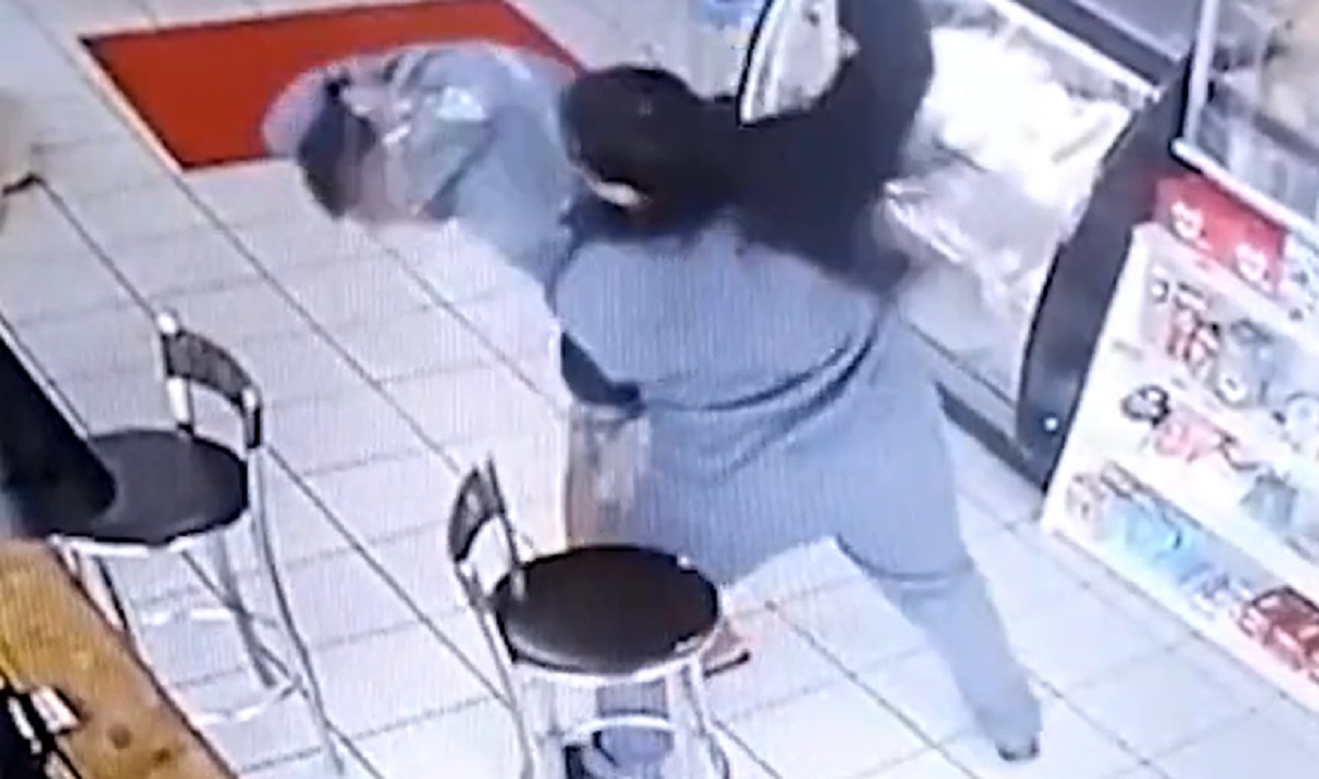 VÍDEO: Frentista bate em homem que passou a mão em sua coxa