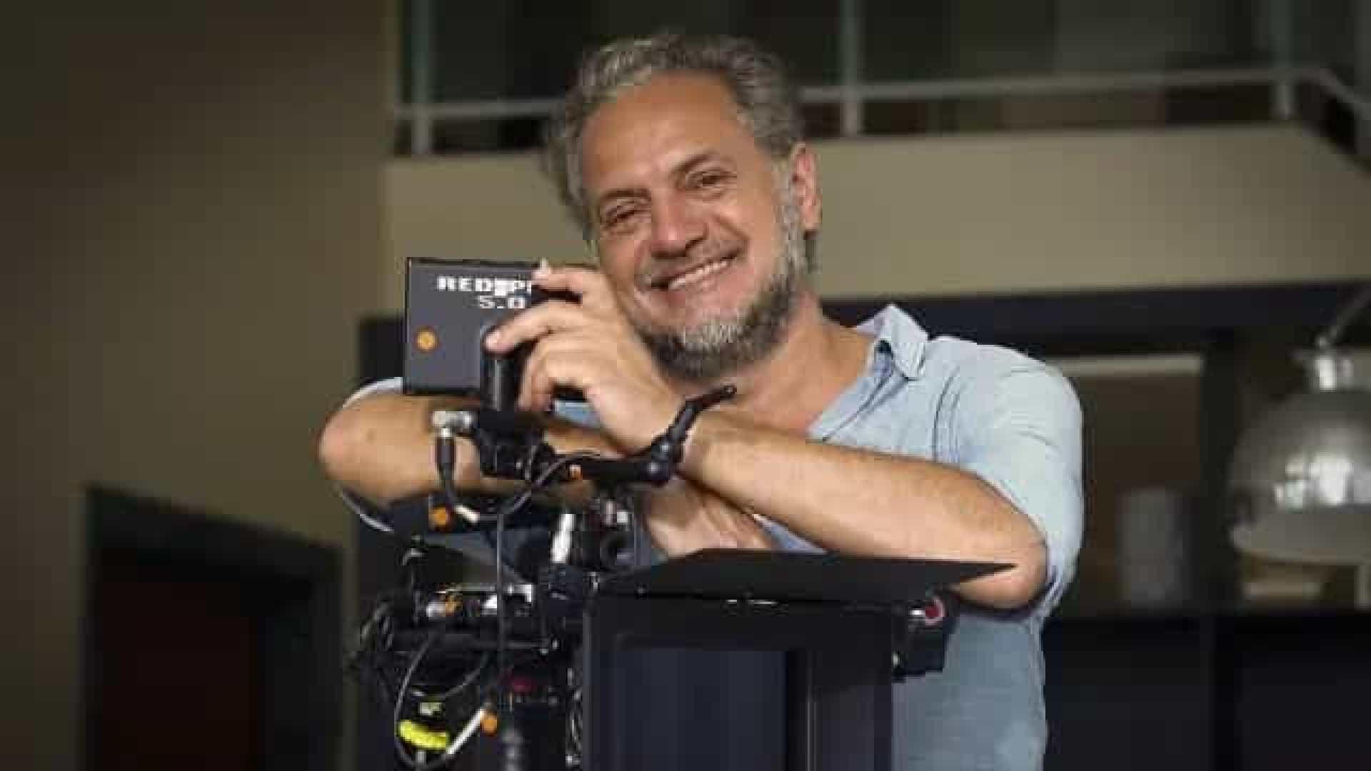 Renomado cineasta brasileiro morre de infarto em set, aos 58 anos; vídeo mostra última cena dirigida por ele