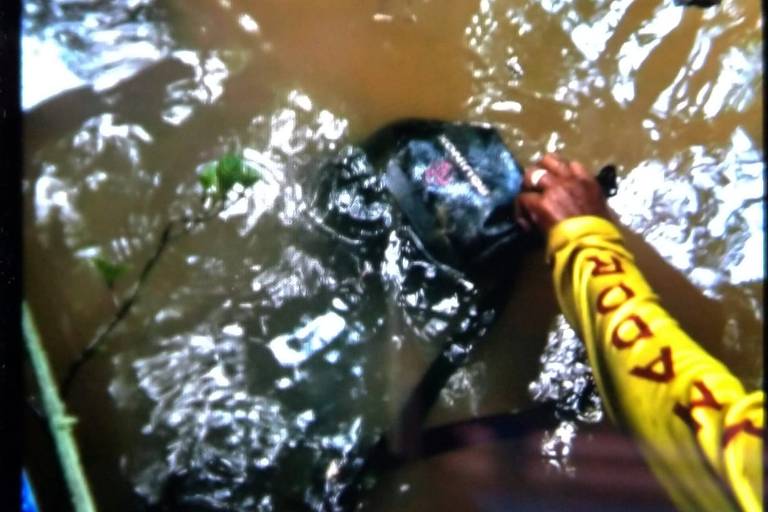 Bombeiros encontram mochila submersa em rio com pertences de indigenista e jornalista inglês desaparecidos no AM