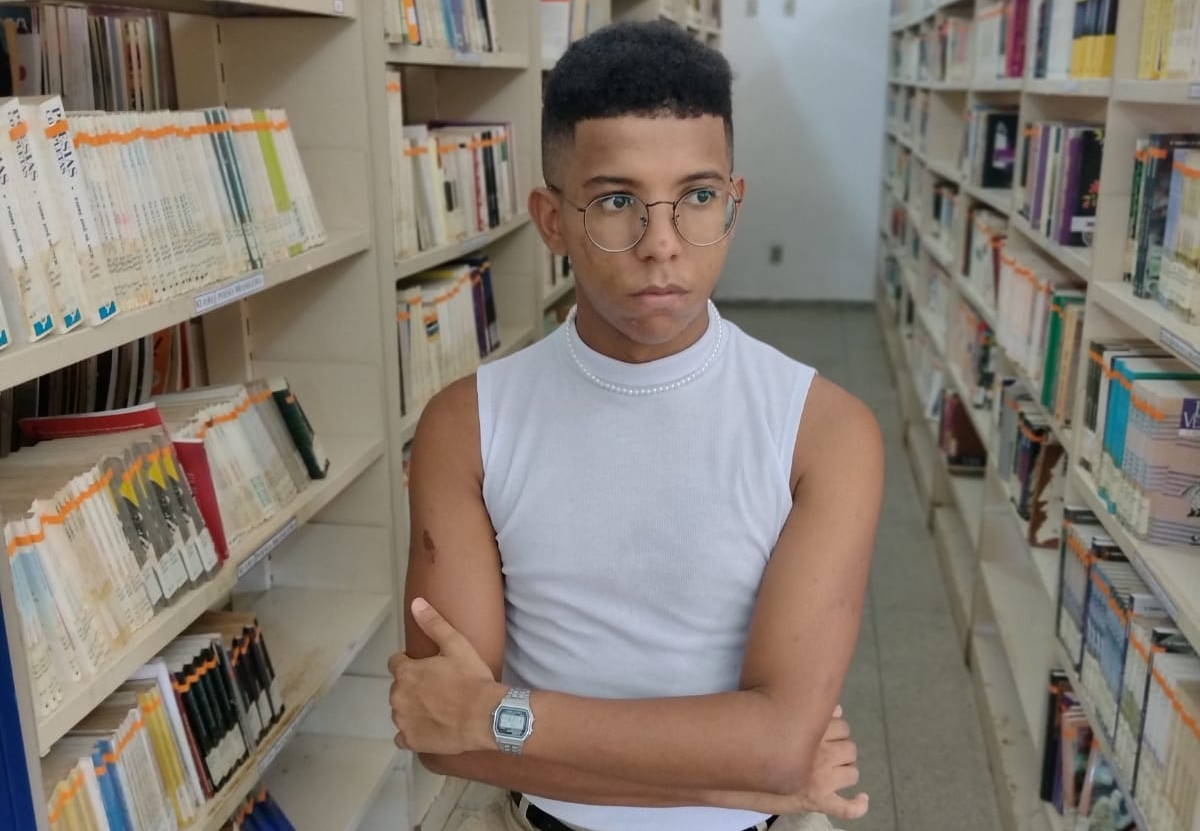 Em Natal, jovem publica livros independentes inspirados em vivência marcada por racismo e homofobia