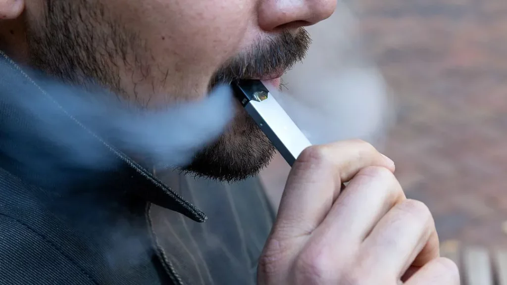 Cigarro eletrônico: ‘Estamos criando uma legião de dependentes de nicotina’, diz Drauzio Varella